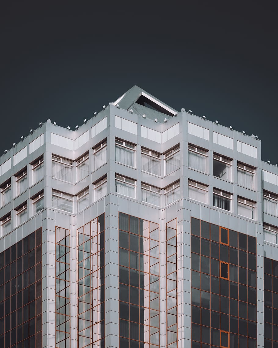 edifici blanc de diversos pisos, arquitectura, exterior de l'edifici, estructura construïda, edifici, finestra, cel, cap gent, vista d’angle baix, ciutat, a l'aire lliure, naturalesa, modern, exterior d’edifici d’oficines, patró, barri residencial, dia, repetició, costat a costat, en fila, apartament, 2K