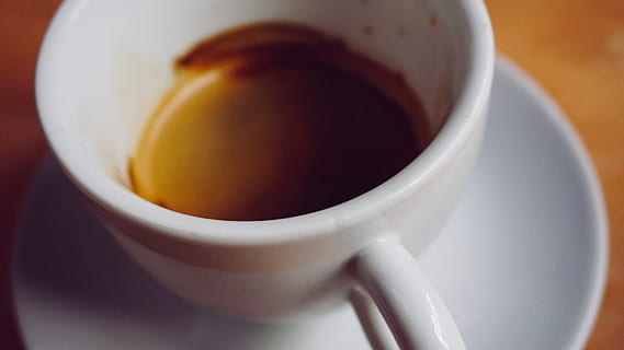 café, macro, perto, bebida, expresso, americano, caneca, copo, bebendo, comida e bebida, refresco, fechar-se, dentro de casa, bebida quente, xícara de café, xícara de chá, chá, chá - bebida quente, tiro do estúdio, café - bebida, Comida, frescura, ninguém, visão de alto ângulo, louças, bebida não alcoólica, chá da tarde, 5K, CC0, domínio público, royalty free