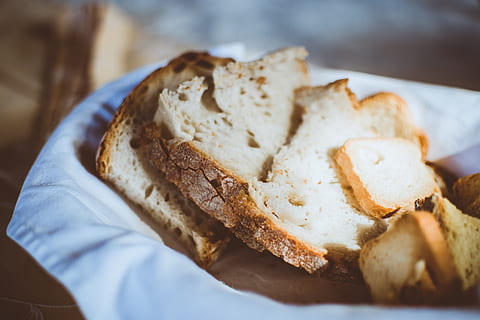 primer plano de pan, panadería, horneando, un pan, de cerca, delicioso, comida, hecho en casa, Pastelería, rebanada, sabroso, comida y bebida, adentro, frescura, comida dulce, listo para comer, indulgencia, dulce, centrarse en primer plano, postre, enfoque selectivo, naturaleza muerta, tentación, pan tostado, una persona, vista de alto ángulo, desayuno, comida francés, 5K, CC0, dominio público, libre de derechos