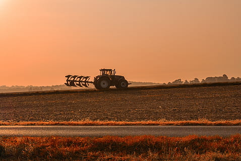 Mark, traktor, felter, arbejdskraft, landbrug, gård, landdistrikterne, maskine, udstyr, køretøj, landskab, himmel, solnedgang, jord, miljø, transportmidler, natur, ingen mennesker, transportform, land køretøj, kopiere plads, scenics - natur, plante, skønhed i naturen, orange farve, udendørs, landlige scene, 4K, CC0, offentligt domæne, royaltyfrie