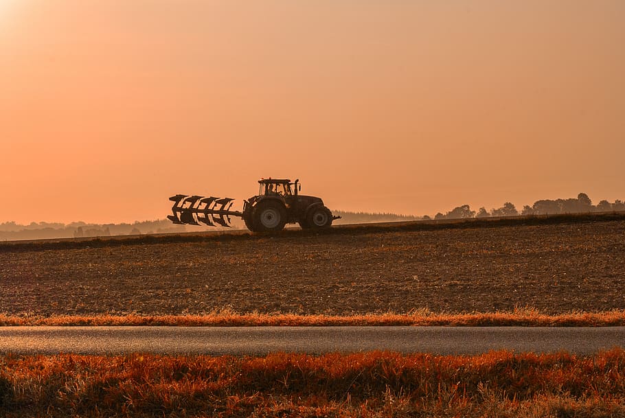 Mark, traktor, felter, arbejdskraft, landbrug, gård, landdistrikterne, maskine, udstyr, køretøj, landskab, himmel, solnedgang, jord, miljø, transportmidler, natur, ingen mennesker, transportform, land køretøj, kopiere plads, scenics - natur, plante, skønhed i naturen, orange farve, udendørs, landlige scene, 4K