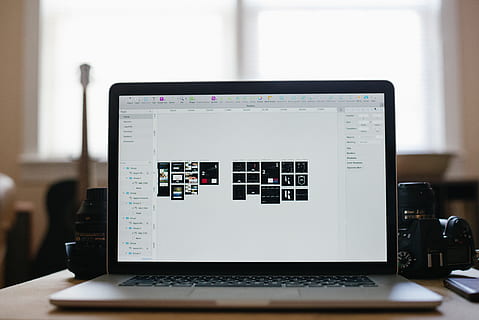 Computer, Attrappe, Lehrmodell, Simulation, Nikon, Kamera, Schreibtisch, Laptop, MacBook, Apfel, Technologie, kabellose Technologie, Verbindung, Kommunikation, drinnen, Tabelle, Internet, Computernetzwerk, Geschäft, Nahansicht, Möbel, Büro, keine Leute, Computerausrüstung, Fokus auf den Vordergrund, Computerbildschirm, Industrie, 5K, CC0, gemeinfrei, lizenzfrei