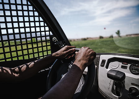 persona, conducción, carro de golf, coche, conducir, conductor, mano humana, modo de transporte, mano, gente real, una persona, Vehículo de motor, día, transporte, vehículo terrestre, estilos de vida, cielo, hombres, parte del cuerpo humano, centrarse en primer plano, naturaleza, actividad de ocio, al aire libre, viaje, dedo, 5K, CC0, dominio público, libre de derechos