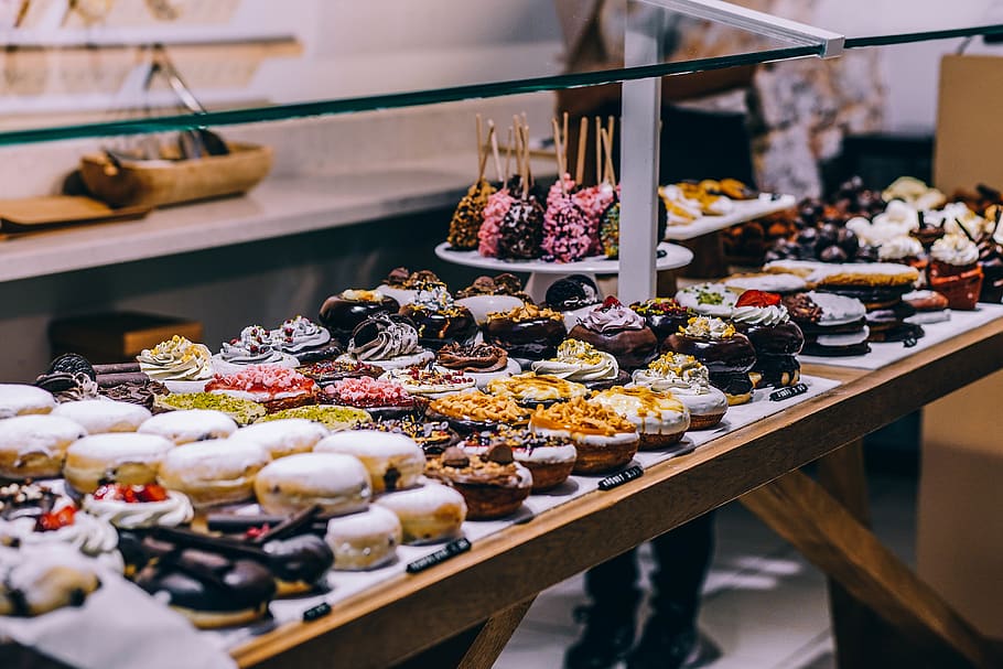 donuts, bagel display, baked, bakery, bread, buffet, chocolate, choice, confectionery, delicious, dough, food, freshness, grain, indoors, market, option, pastries, pies, products, restaurant, rolls, sale, sales, store, supermarket, sweets, tasty, variation, retail, for sale, food and drink, large group of objects, arrangement, small business, abundance, sweet food, business, no people, still life, sweet, retail display, shopping, temptation, consumerism, display cabinet, 5K