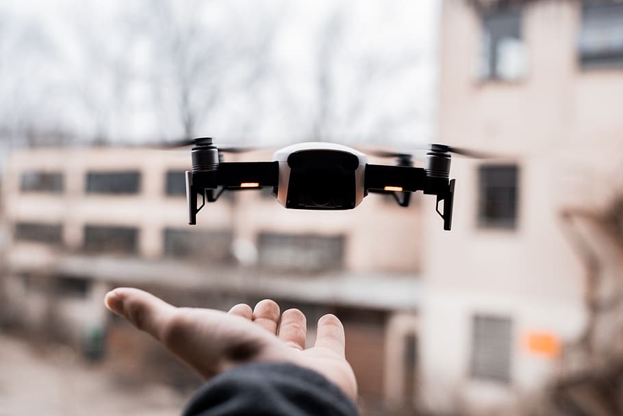 quadcopter durant el dia, persona, humà, dit, mà, accessori, ulleres de sol, accessoris, rellotge de polsera, taló, fotografia, foto, del peu, canell, fusta, assegut, text, aventura, activitats de lleure, joieria, diamant, mà humana, part del cos humà, una persona, centrar-se en primer pla, celebració, arquitectura, part del cos, persona irreconeixible, persones reals, exterior de l'edifici, dia, perspectiva personal, tecnologia, dit humà, estructura construïda, temes de fotografia, estils de vida, a l'aire lliure, extremitat humana, 5K