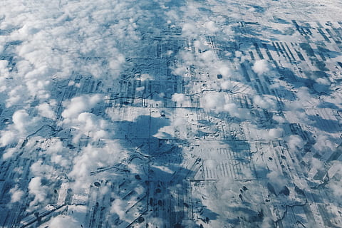 aereo, fotografia, bianca, terra, nuvole, volante, la neve, inverno, temperatura fredda, bellezza nella natura, natura, scenics - natura, scena tranquilla, vista aerea, ambiente, paesaggio, la tranquillità, nessuno, campo, giorno, Colore bianco, fotogramma intero, sfondi, idilliaco, all'aperto, tempo estremo, montagna innevata, 1080P, CC0, dominio pubblico, privo di copyright