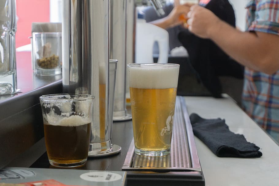 øl, fadøl, drikke, forfriskning, mad og drikke, øl - alkohol, alkohol, drikkeglas, glas, husholdningsudstyr, ølglas, bord, indendørs, menneskelig kropsdel, skummende drikke, pint glas, menneskelig hånd, voksen, håndværk øl, en person, happy hour, hånd, 5K