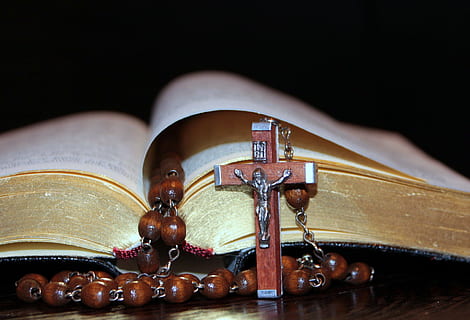 talón, cruzar, cuerda, objeto, religión, sacerdote, Jesús, cristiano, comida y bebida, de cerca, adentro, naturaleza muerta, mesa, nadie, fondo negro, publicación, comida, marrón, libro, centrarse en primer plano, creencia, foto de estudio, material de madera, chocolate, cuero, enfoque selectivo, espiritualidad, 1080P, CC0, dominio público, libre de derechos