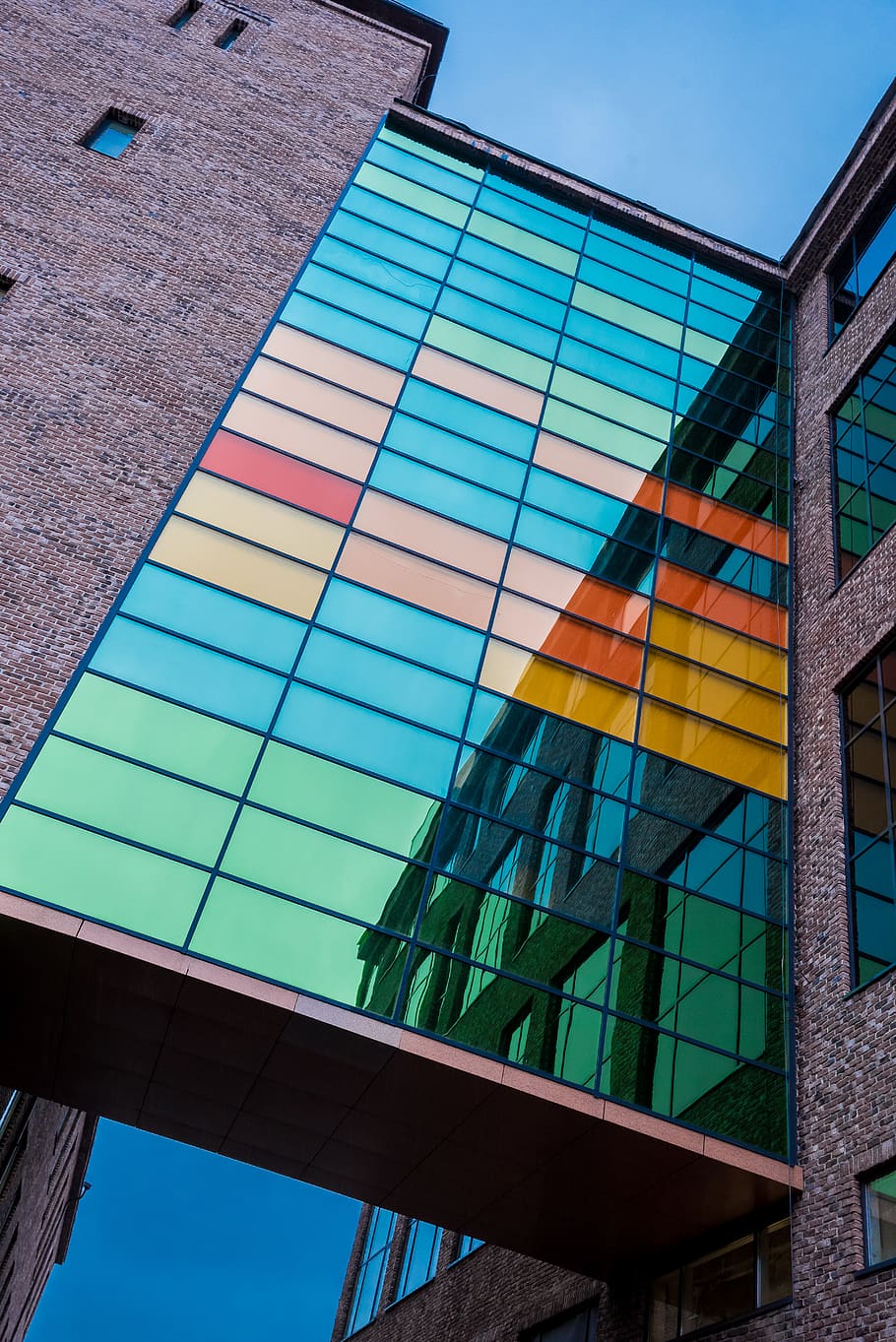Casa, colorato, diverso, soffitta, bicchiere, specchio, mattone, architettura, struttura costruita, esterno dell'edificio, Inquadratura dal basso, costruzione, nessuno, vetro - materiale, giorno, multicolore, riflessione, cielo, natura, moderno, all'aperto, città, finestra, trasparente, modello, ufficio, 5K