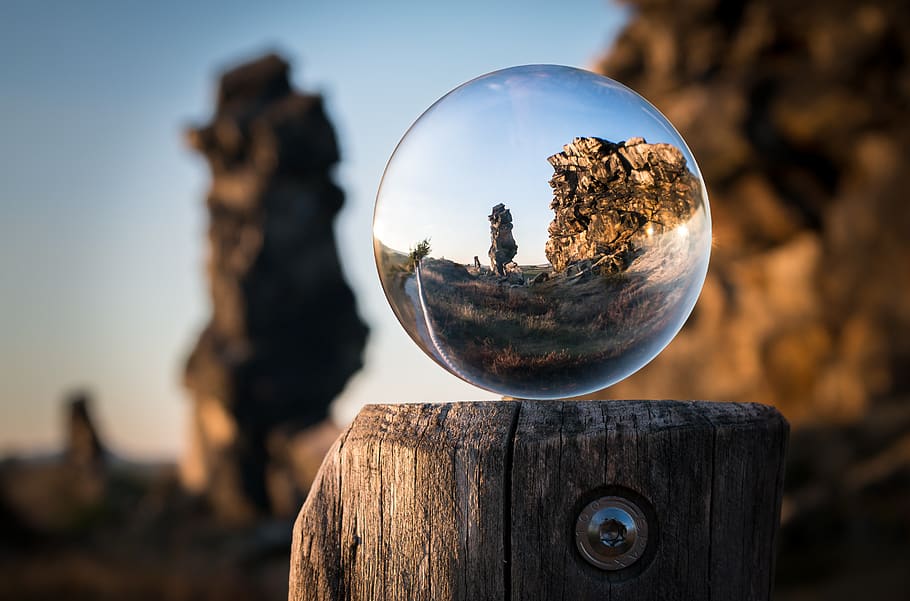 bola de vidre, clip art de fusta, macro, perspectiva, rocós, material de fusta, centrar-se en primer pla, naturalesa, primer pla, dia, a l'aire lliure, cel, arbre, publicació, monstre de l'arbre, metall, esfera, cap gent, post de fusta, llum solar, escorça, límit, terra, rovellat, 5K
