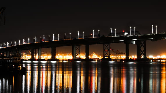 østlige span, vand, afspejling, arkitektur, bro, bygget struktur, forbindelse, bro - menneskeskabt struktur, nat, himmel, belyst, ingen mennesker, natur, flod, transportmidler, havnefronten, industri, bygning udvendig, udendørs, 5K, CC0, offentligt domæne, royaltyfrie