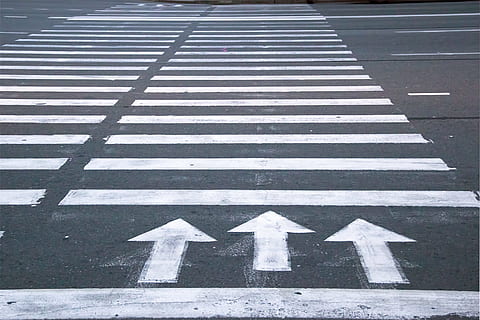 pointer, asfalt, baggrund, Advarsel, kryds, fodgængerovergang, linje, udendørs, vej, fortov, skilt, gade, stribe, stribet, gangbro, hvid, zebra, symbol, vejmærkning, mærkning, transportmidler, pil symbol, vejledning, retning, meddelelse, mønster, hvid farve, ingen mennesker, by, dag, høj vinkel visning, fodgængerfelt, skillelinje, 720P, CC0, offentligt domæne, royaltyfrie