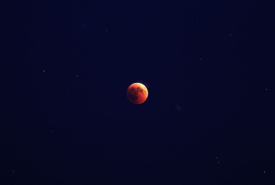 lluna de sang, nit, lluna, cel, eclipsi, negre, vermell, fosc, llum, tarda, a l'aire lliure, espai, lunar, astrofotografia, muntanya, ballant a la llum de la lluna, llum de la lluna, fons, lluna vermella, astronomia, naturalesa, blau, lluna plena, superfície de la lluna, Lluna planetària, planeta - espai, mar, estrella - espai, llum - fenomen natural, 4K