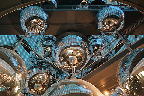 bolas, textura, fondo, diseño, arquitectura, vista de ángulo bajo, equipo de iluminación, estructura construida, iluminado, nadie, adentro, techo, candelabro, colgando, religión, edificio, creencia, destinos de viaje, modelo, Hazme, día, material de vidrio, decoración, lujo, florido, ligero, cúpula, lámpara eléctrica, 5K, CC0, dominio público, libre de derechos