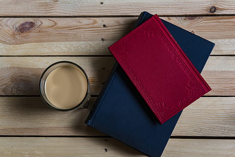 rødt tilfælde, træ, Bestil, bord, tilbehør, hårdttræ, tegnebog, blå, pause, rød, kontor, bøger, kaffe, tekst, kaffekop, kop, møbel, krydsfiner, etiket, binde, træ - materiale, stilleben, indendørs, ingen mennesker, offentliggørelse, høj vinkel visning, direkte over, mad og drikke, beholder, form, tæt på, gruppe af objekter, forfriskning, drikke, mad, geometrisk form, læder, 5K, CC0, offentligt domæne, royaltyfrie