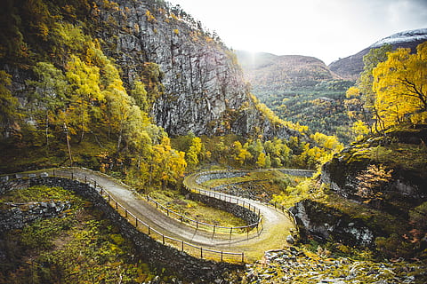 strada della fotografia architettonica, strada, albero, montagna, foresta, bosco, treeline, piegare, curva, roccia, avventura, voglia di girovagare, Esplorare, natura, all'aperto, nomade, esplorando, paesaggio, in viaggio, viaggio, alpinista, autunno, Paesaggi, bellezza nella natura, foglia, roccia - oggetto, giallo, scena rurale, colore verde, sentiero, fiume, stagione, posto famoso, turismo, parco - spazio creato dall'uomo, nessuno, valle, pianta, Europa, culture, collina, scena non urbana, 4K, CC0, dominio pubblico, privo di copyright