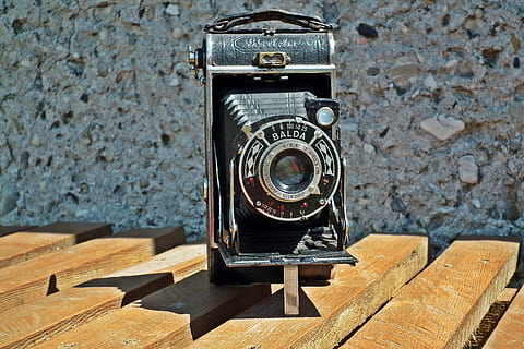 Kamera, Marke Balda, alt, Mundharmonika, Linse, historisch, Verbundwerkstoffe, Technologie, Holz - Material, Tabelle, Nahansicht, keine Leute, Fotografie-Themen, Wandbau - Funktion, drinnen, Fokus auf den Vordergrund, Tag, Kamera - Fotoausrüstung, Retro-Stil, einzelnes Objekt, Stillleben, Antiquität, Metall, Sonnenlicht, Nummer, Digitalkamera, 2K, CC0, gemeinfrei, lizenzfrei