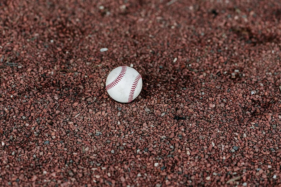 hvid, baseball, jord, sport, hold, holdsport, tøj, beklædning, softball, handske, baseball handske, vej, bold, sfære, grusvej, grus, baseball bat, udendørs, græsarealer, Mark, baseball - sport, baseball - bold, dag, ingen mennesker, spillerum, sportsudstyr, tæt på, natur, høj vinkel visning, sand, amerikansk fodbold - sport, mønster, selektiv fokusering, Brun, match - sport, 8K