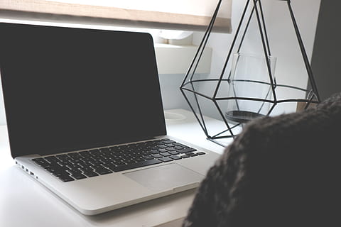 computer, mac, tastatur, arbejde, tech, årgang, bærbar, teknologi, trådløs teknologi, meddelelse, forbindelse, indendørs, bruger bærbar computer, bord, tæt på, computer netværk, computerudstyr, internet, computerskærm, møbel, skrivebord, bærbar informationsenhed, mennesker, 5K, CC0, offentligt domæne, royaltyfrie