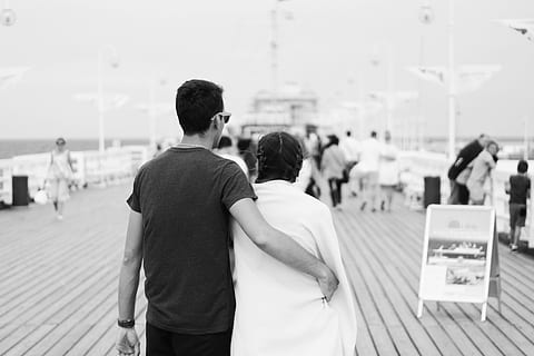 monocroma, fotografia, parella, passeig marítim, 4K fons de pantalla, afecte, esquena, vista posterior, blanc i negre, borrós, profunditat de camp, focus, abraçada, amor, gent, recreació, junts, unió, vista del darrere, homes, persones reals, centrar-se en primer pla, persones incidentals, ciutat, adult, arquitectura, estils de vida, dia, carrer, dones, dues persones, roba casual, cintura cap amunt, activitat d'oci, de peu, tres quarts de longitud, 5K, CC0, domini públic, lliure de regalies