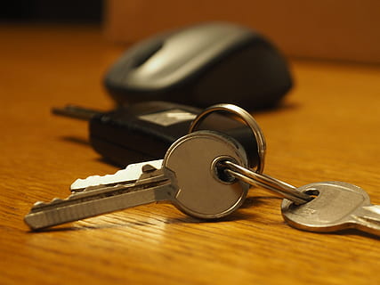 chiave, portachiavi, topo, Aperto, auto, computer, porta, programma, viaggio, intraprendere, attività commerciale, ufficio, organizzare, lavoro, gestione, organizzazione, pianificazione, in casa, legno - materiale, avvicinamento, nessuno, tavolo, messa a fuoco selettiva, metallo, concentrarsi sulle conoscenze acquisite, legna, due oggetti, strumento musicale, musica, colore nero, sfondo colorato, natura morta, attrezzatura musicale, sport, cultura artistica e intrattenimento, vista dall'alto, pavimentazione, aggressione, 4K, CC0, dominio pubblico, privo di copyright