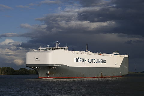 núvols, camps de núvols, línia de turbulències, autotransportador, abendstimmung, cel, atmosfèric, humor, vespre, cel de la nit, elbe, núvol - cel, aigua, vaixell nàutic, manera de transport, transport, vaixell, naturalesa, mar, davant del mar, text, a l'aire lliure, cap gent, Enviament, dia, negocis, indústria, guió occidental, transport de mercaderies, embarcacions de passatgers, creuer, 5K, CC0, domini públic, lliure de regalies