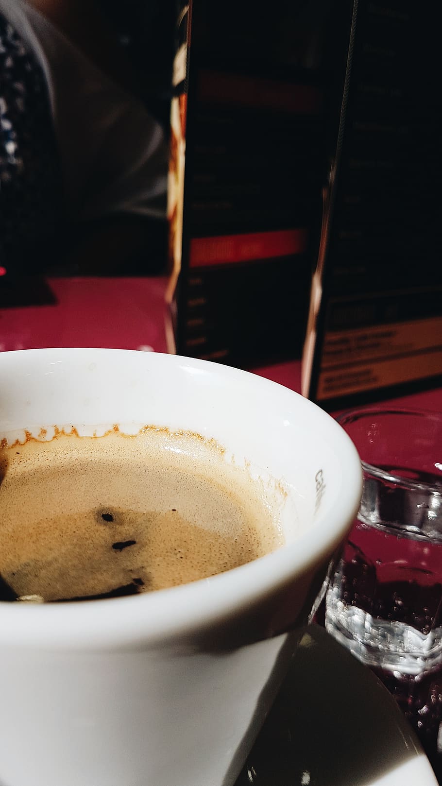 brasilien, Maringá, mad og drikke, drikke, forfriskning, kop, kaffe, kaffekop, krus, kaffe - drikke, stilleben, indendørs, tæt på, bord, friskhed, ingen mennesker, skummende drikke, porcelæn, køkkenredskaber, spise redskaber, mad, ske, alkoholfri drikkevare, fristelse, skum, 4K