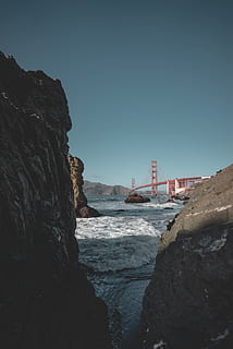 rød, bro, blå, himmel, dagtimerne, vand, klint, struktur, udendørs, klippe, bølge, hav, ocean, landskab, blå himmel, arkitektur, kyst, sand, californium, wafe, by, strand, Golden Gate bro, california, san francisco county, berømte sted, USA, hængebro, San Francisco - Californien, bro - menneskeskabt struktur, Stillehavet, marin county, san francisco bay område, rejse, rejsemål, kystlinje, internationale vartegn, ingen mennesker, bugt vand, nordlige Californien, scenics, turisme, bygget struktur, transportmidler, tårn, rock-objekt, rejse steder, dag, 5K, CC0, offentligt domæne, royaltyfrie