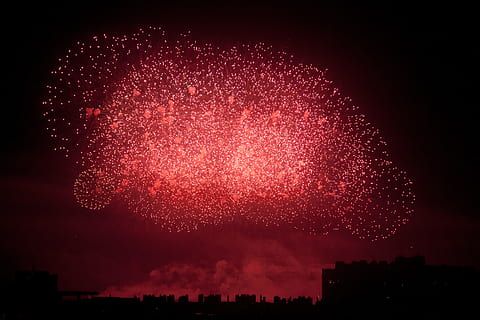 lange, Belichtungsphotographie, Feuerwerk, Nacht-, rot, Explosion, Silhouette, Licht, Stadt, Party, Himmel, Feier, Festival, Beleuchtung, explodiert, Hintergründe, abstrakt, glühend, Feuerwerk - künstliches Objekt, Feuer - natürliches Phänomen, mehrfarbig, hell, Platz, glänzend, Urlaub, Sternform, Illustration, 5K, CC0, gemeinfrei, lizenzfrei