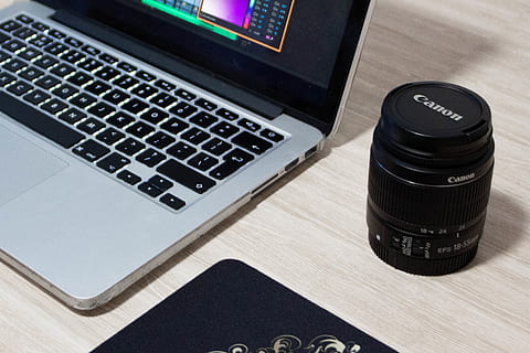 klawiatura, elektronika, klawiatura komputerowa, sprzęt komputerowy, pc, Nowa Zelandia, Okland, widok na wodę, kreatywny obszar roboczy, laptop, biurko, edytowanie wideo, aparat fotograficzny, komputer, obiektyw aparatu, praca, gabinet, cameralens, twórczy, technologia, technologia bezprzewodowa, porozumiewanie się, wyposażenie komputera, stół, połączenie, wewnątrz, żadnych ludzi, biznes, wysoki kąt widzenia, czarny kolor, zbliżenie, meble, tekst, finanse, mała grupa obiektów, 2K, CC0, domena publiczna, darmowe zdjęcia