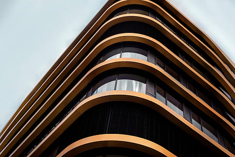 architettura, costruzione, infrastruttura, struttura, istituzione, appartamento, finestre, condominio, Hotel, cielo, Inquadratura dal basso, struttura costruita, esterno dell'edificio, nessuno, giorno, città, arco, finestra, all'aperto, natura, modello, forma, moderno, design, edificio per uffici esterno, ufficio, ringhiera, 5K, CC0, dominio pubblico, privo di copyright