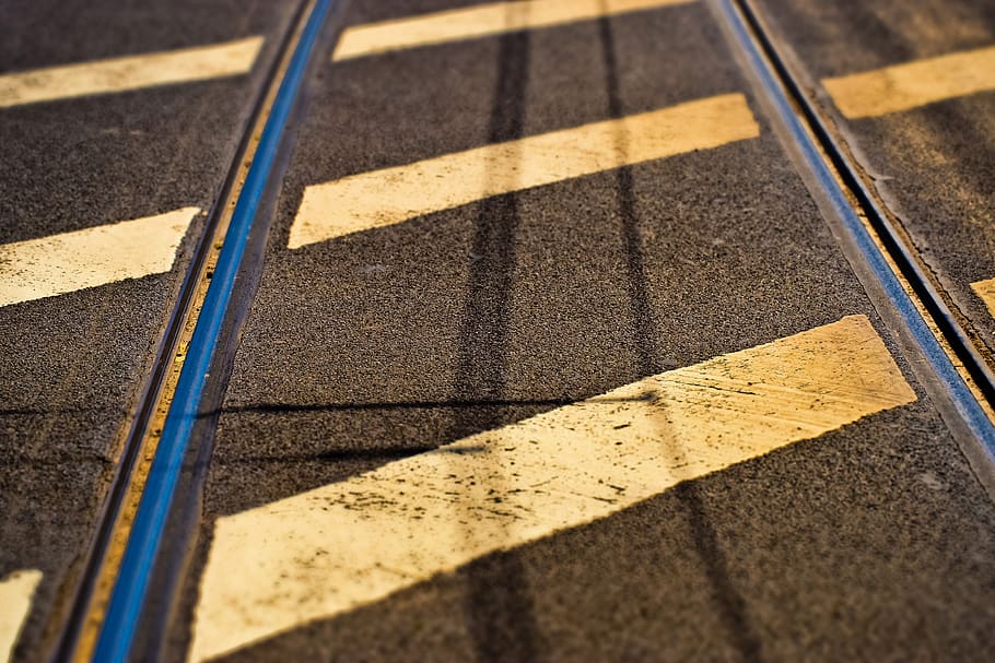 vej, mærke, Trafik, tegn, Bemærk, vejskilt, vejviser, asfalt, jord, vejmærkning, perspektiv, mærkning, vejoverflade, skinner, tog, sporvogn, Gleise, skygge, sollys, høj vinkel visning, skilt, symbol, ingen mennesker, dag, transportmidler, gul, natur, udendørs, gade, metal, spore, by, mønster, skillelinje, overflade niveau, 4K