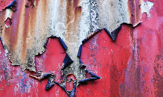 rote Wand, Wand, Graffiti, Rost, Symbol, Warenzeichen, Logo, Sternsymbol, Kunst, Dreieck, Wandgemälde, Malerei, Paintball, Loch, Emblem, Applikationen, Recycling-Symbol, Geländer, Kreuz, Batman-Logo, verwittert, rot, Wandbau - Funktion, alt, Metall, keine Leute, Vollbild, abschälen, Farbe, Nahansicht, beschädigt, Tag, Hintergründe, rostig, heruntergewirtschaftet, die Architektur, gebaute Struktur, texturiert, verlassen, Verschlechterung, draußen, Beton, 2K, CC0, gemeinfrei, lizenzfrei