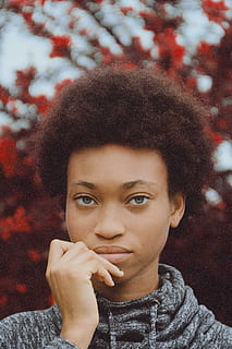 fotografia ravvicinata, donna, mettendo, mano, bocca, ritratto, albero, afro, persona, all'aperto, femmina, natura, rosso, occhio, ragazza, signora, africano, nero, capelli, amore, sfondo, carta da parati hd, profilo, persone, una persona, femmine, inverno, giovane adulto, etnia africana, volto umano, donne, adulto, stili di vita, carina, bellezza, abbigliamento casual, analizzare, cercare, guardare, avvicinamento, persone reali, giovani donne, sorridente, felicità, allegro, bellissimo, guardando la fotocamera, solo una donna, copia spazio, bambino, discesa africana, capelli ricci, Natale, adolescente, infanzia, moda, maglione, 5K, CC0, dominio pubblico, privo di copyright