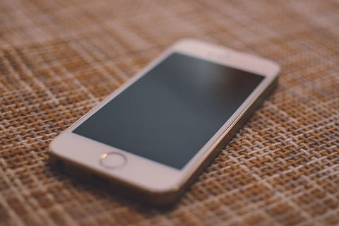 conversație, comunicare, conexiune, a lua legatura, dispozitiv, hipster, I-telefon, iPhone, fotografie, smartphone, poveste, vorbi, textură, tehnologie, tehnologia fără fir, telefon inteligent, dispozitiv portabil de informații, telefon mobil, a închide, ecran, portabilitate, nici o persoana, ecranul dispozitivului, vedere în unghi mare, în interior, selectiv, un singur obiect, masa, lemn - material, Internet, ecran tactil, comunicații globale, gol, rețele sociale, 4K, CC0, domeniu public, fără drepturi de autor