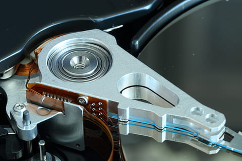 hard disk, disk, sürücü, baş montajı, kafa, manyetik, kayıt, depolama, veri, servis tabağı, iğ, elektronik, o, çalıştırıcı, teknoloji, kapatmak, sanat kültürü ve eğlence, müzik, metal, insansız, içeriye, natürmort, ekipman, müzikal ekipman, müzik aleti, yüksek açılı görünüş, detay, makinalar, sanayi, makine parçası, insan yapımı nesne, insan yapımı, iletişim, gümüş renkli, 5K, CC0, kamu malı, telif ücretsiz