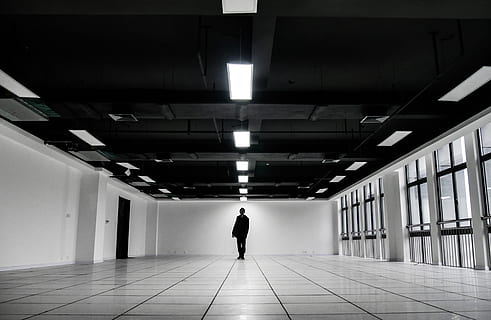 gråtoner, etage, person, human, gulve, indendørs, belysning, korridor, værelse, balsal, hal, lobby, studie, lys, kontor, midtergang, bygning, kontorbygning, kælder, beton, loft, arkitektur, en person, bagfra, bygget struktur, vejen frem, fuld længde, rigtige mennesker, retning, livsstil, gå, belyst, herrer, stående, fritidsaktivitet, belysningsudstyr, silhuet, faldende perspektiv, flisebelagt gulv, underjordiske gangbro, lys ved enden af ​​tunnelen, 4K, CC0, offentligt domæne, royaltyfrie