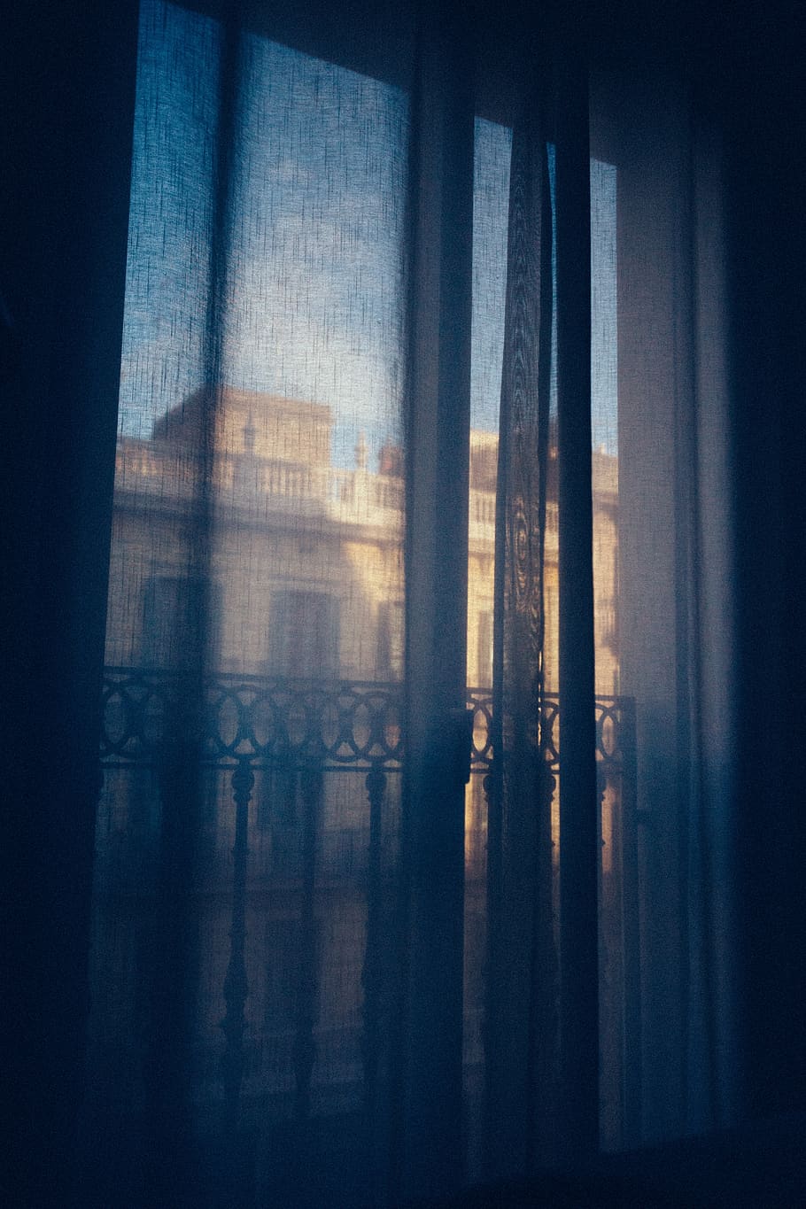 tendaggio, le tende, vista della finestra, vista, interno, arredamento, elegante, casa, camera, tessuto, luce, finestra, decorazione, balcone, Materiale, telaio della finestra, tenda, in casa, nessuno, struttura costruita, architettura, trasparente, giorno, vetro - materiale, costruzione, buio, interno di casa, natura, riflessione, luce del sole, filtro di post produzione automatico, cielo, sicurezza, bicchiere, 5K