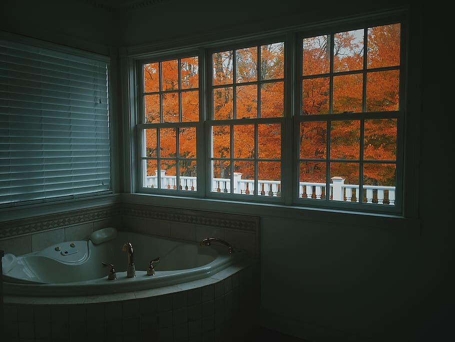 düşmek, yapraklar, pencere, içeriye, banyo, yurtiçi oda, cam malzemesi, yurtiçi banyo, lavabo, insansız, şeffaf, ev, gün, mimari, ev Aletleri, temizlik, musluk, yansıma, küvet, döşeme, bardak, pencere çerçevesi, 2K
