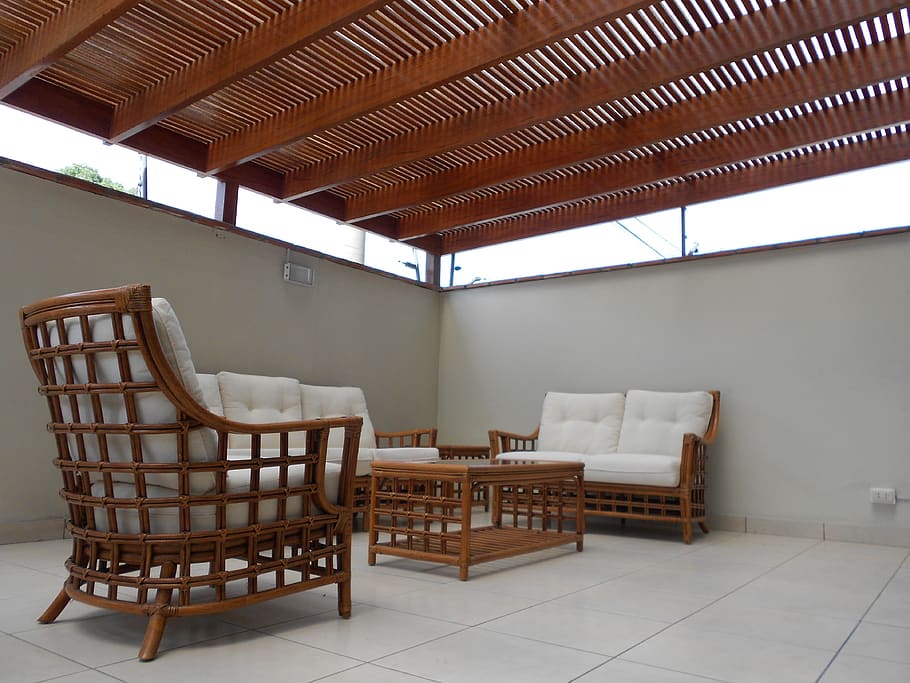 rectangular, marró, taula de cafè de vímet, casa, arquitectura, sostre, cadires, disseny, mobles, a l'interior, disseny d'interiors, habitació, sofà, fusta, seient, sòls, cadira, absència, cap gent, buit, estructura construïda, rajola, taula, dia, sòl de rajoles, habitació domèstica, edifici, material de fusta, funció de construcció de parets, paret, 4K