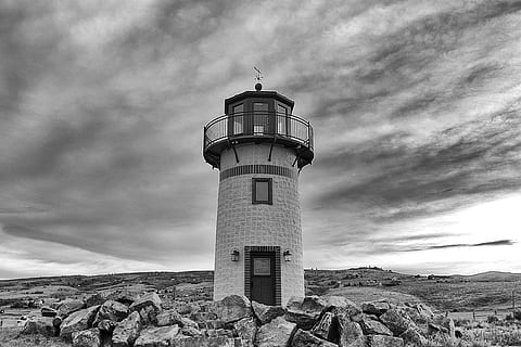 gris, cielo, nubes, faro, puerta, rocas, arquitectura, estructura construida, torre, exterior del edificio, dirección, edificio, nube - cielo, seguridad, proteccion, naturaleza, la seguridad, vista de ángulo bajo, nadie, día, al aire libre, rock, roca - objeto, 720P, CC0, dominio público, libre de derechos