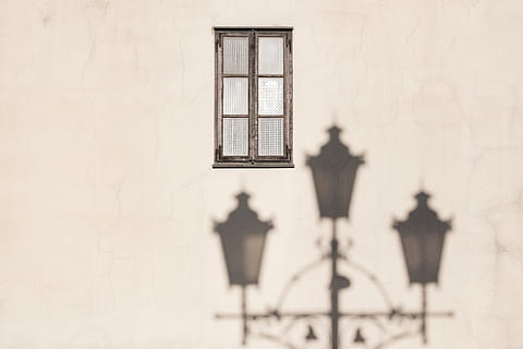 finestra di vetro, parete, finestra, lampada, lanterna, vecchio, ombra, silhouette, sera, ombra sul muro, vista stradale, telaio della finestra, architettura, Chiesa, culture, vecchio stile, lampada elettrica, Europa, simbolo, esterno dell'edificio, storia, cittadina, facciata, sfondi, Casa, in stile retrò, struttura costruita, posto famoso, all'aperto, decorazione, religione, città, spiritualità, 5K, CC0, dominio pubblico, privo di copyright