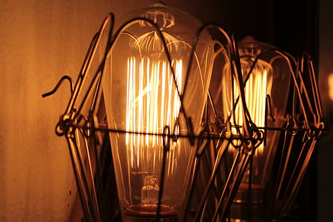 Edison, ampoule, lumière, illuminé, à l'intérieur, personne, matériel d'éclairage, électricité, fermer, embrasé, se concentrer sur le premier plan, métal, verre - matériel, lampe électrique, lumière - phénomène naturel, couleur orange, foncé, lumière électrique, transparent, construction de murs, nuit, lien, 5K, CC0, domaine public, libre de droits