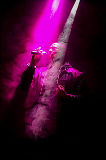 uomo, in piedi, detenzione, microfono, umano, persona, vita notturna, luce, club, illuminazione, bagliore, concerto, discoteca, cantante, canzone, evento, culto, cantare, musica, attività ricreative, folla, palcoscenico, viola, pub, una persona, in casa, illuminato, fumo - struttura fisica, colore rosa, parte del corpo umano, buio, adulto, attrezzatura per l'illuminazione, cultura artistica e intrattenimento, parte del corpo, stage - spazio per le prestazioni, godimento, prestazione, sfondo nero, arto umano, 5K, CC0, dominio pubblico, privo di copyright