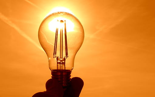 inferno, luce, sole, energia, attuale, lampadina, elettricità, filamento, illuminato, parte del corpo umano, combustibile e produzione di energia, attrezzatura per l'illuminazione, mano, mano umana, colore arancione, raggiante, giallo, una persona, energia efficiente, parte del corpo, detenzione, Alimentazione elettrica, tecnologia, singolo oggetto, lampada elettrica, luminosa, dito, 2K, CC0, dominio pubblico, privo di copyright