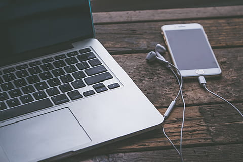 macbook, pro, iPhone, de lemn, suprafaţă, birou, dispozitiv, casti, Electronică, tastatură, laptop, smartphone, tehnologie, tehnologia fără fir, conexiune, comunicare, calculator, dispozitiv portabil de informații, masa, echipamente de calcul, nici o persoana, tastatura, telefon inteligent, natură moartă, vedere în unghi mare, muzică, în interior, a închide, echipamente de telecomunicații, telefon mobil, cheia computerului, gol, 4K, CC0, domeniu public, fără drepturi de autor