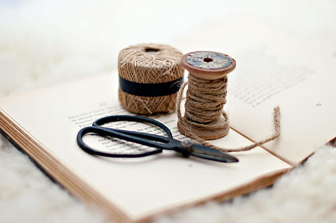 Jahrgang, Verpackung, Schere, Zeichenfolge, Schnitt, Buch, Teppich, Fußboden, rustikal, Studioaufnahme, keine Leute, drinnen, Kunst und Handwerk, Faden, Textil-, Material, selektiver Fokus, wolle, Wollknäuel, Nahansicht, Stillleben, Kreativität, Gruppe von Objekten, Harmonie, Kunst, Vorbereitung, Spule, Holz - Material, Nähnadel, 2K, CC0, gemeinfrei, lizenzfrei