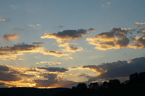 apus de soare, nori, cer, dupa amiaza, nor - cer, frumusețe în natură, scenice - natura, liniște, o scenă liniștită, natură, siluetă, nici o persoana, copac, idilic, plantă, scenă non-urbană, culoare portocalie, lumina soarelui, în aer liber, vedere unghiulară joasă, mediu inconjurator, dramatic cer, 5K, CC0, domeniu public, fără drepturi de autor