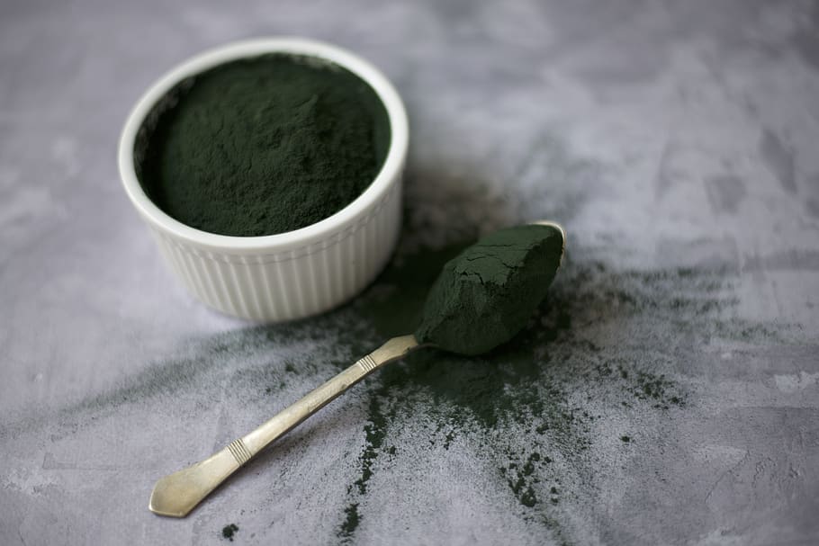 Ucraina, cibo e bevande, colore verde, in casa, avvicinamento, nessuno, tè matcha, natura morta, concentrarsi sulle conoscenze acquisite, cibo, tavolo, utensile da cucina, vista dall'alto, messa a fuoco selettiva, freschezza, tè, tè verde, bere, ciotola, vasellame, 5K