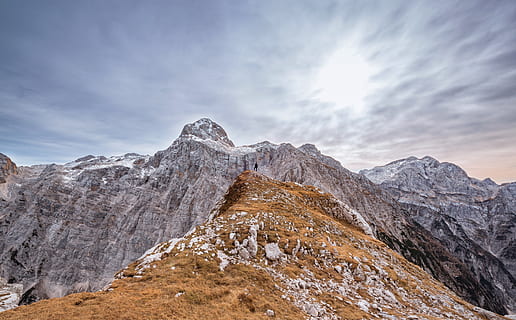 serres, ennuvolat, cel, Alps, núvols, trist, alt, caminada, excursionista, idíl·lic, paisatge, muntanya, cim de muntanya, naturalesa, pic, persona, roques, escènic, tranquil, trekking, wanderlust, escenics - natura, bellesa a la natura, Serra, medi ambient, neu, núvol - cel, escena no urbana, dia, escena tranquil·la, tranquil·litat, rock, hivern, temperatura de fred, cap gent, a l'aire lliure, formació, muntanya nevada, brillant, 5K, CC0, domini públic, lliure de regalies